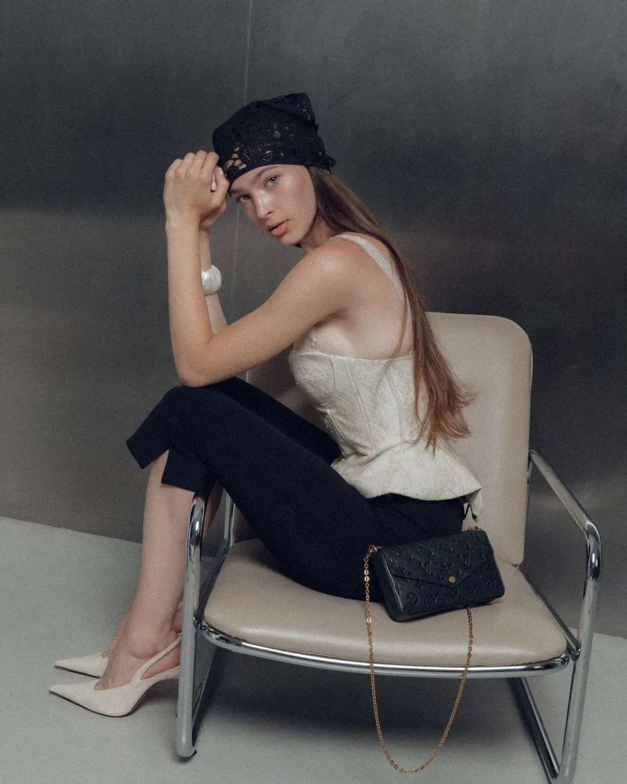 Modelka WearWeGo Share na fotelu w ażurowej czapce