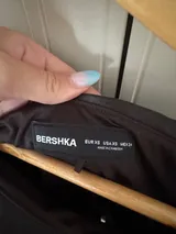 Bershka brązowa ala skórzana sukienka mini – Detal