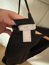 H&M satynowa czarna sukienka – Detal