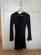 H&M sukienka mini z odkrytymi plecami i kokardką – Tył