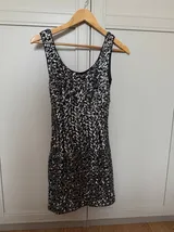 Cekinowa mini sukienka – Przód
