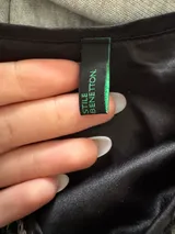 Cekinowa mini sukienka – Detal