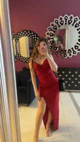 Czerwona sukienka maxi z rozcięciem i drapowaniem – Tył