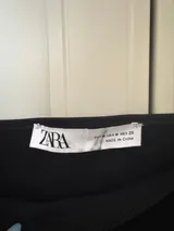 Sukienka Zara z bufiastymi rękawami – Detal