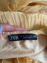 Zara żółta sukienka – Na sobie
