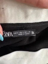 Zara czarna sukienka z białym paskiem – Detal
