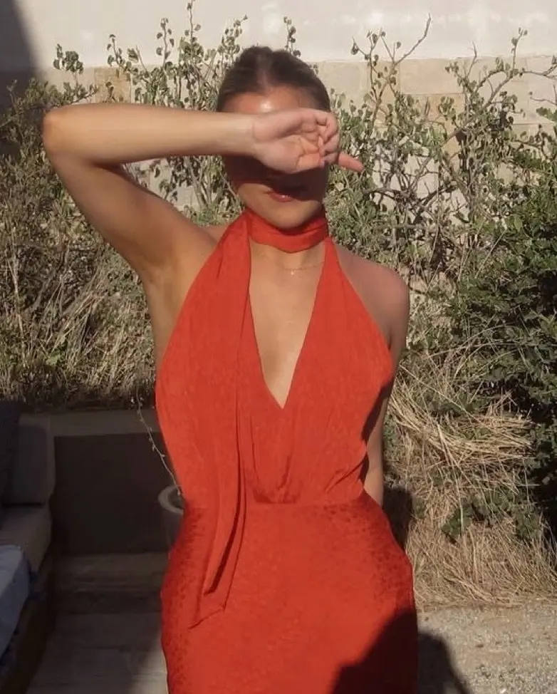 Zara czerwona sukienka z otwartymi plecami i halter dekoltem – Przód