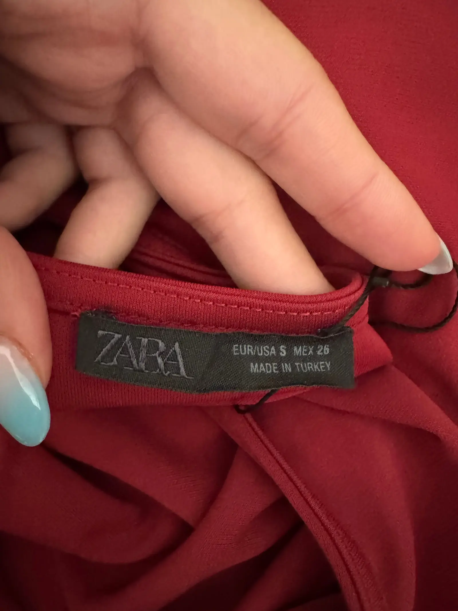 Zara czerwona sukienka – Detal