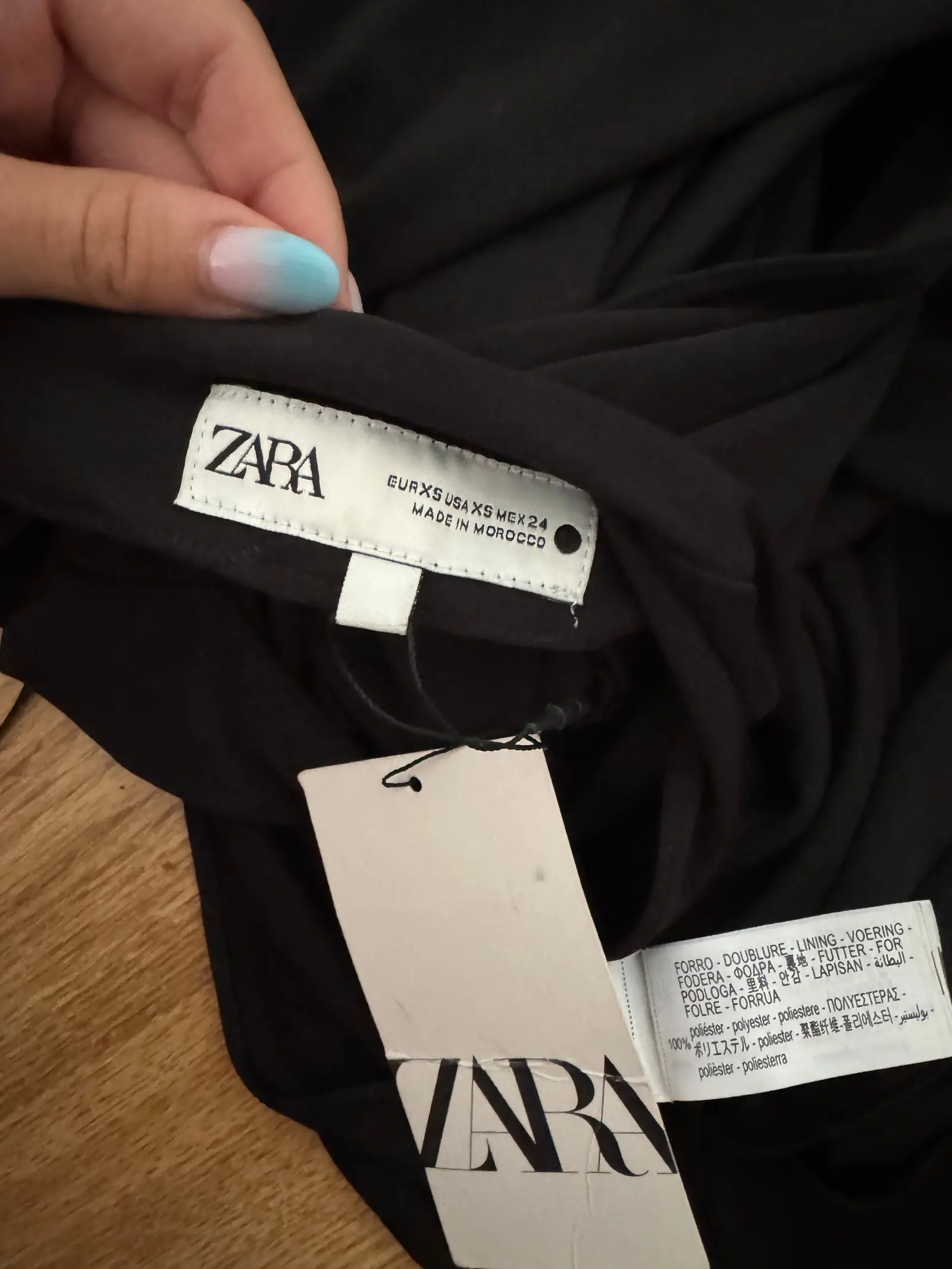 Zara czarna sukienka asymetryczna – Detal
