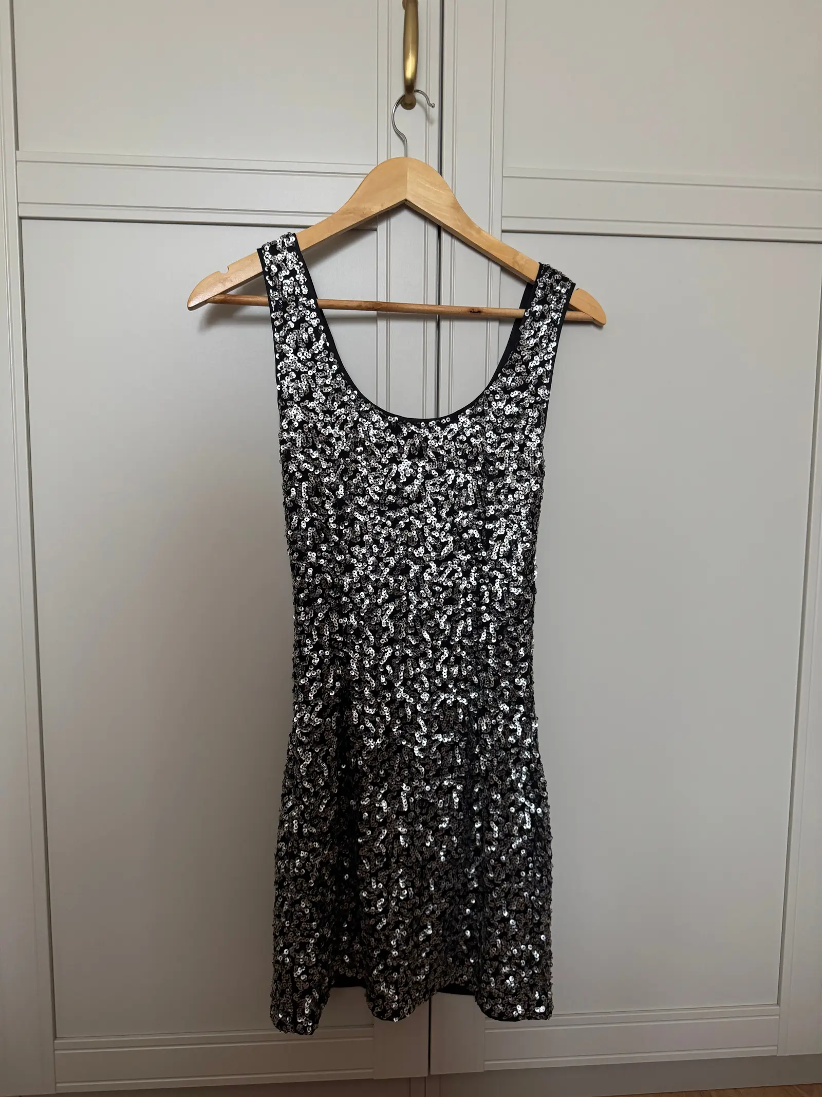 Cekinowa mini sukienka – Tył