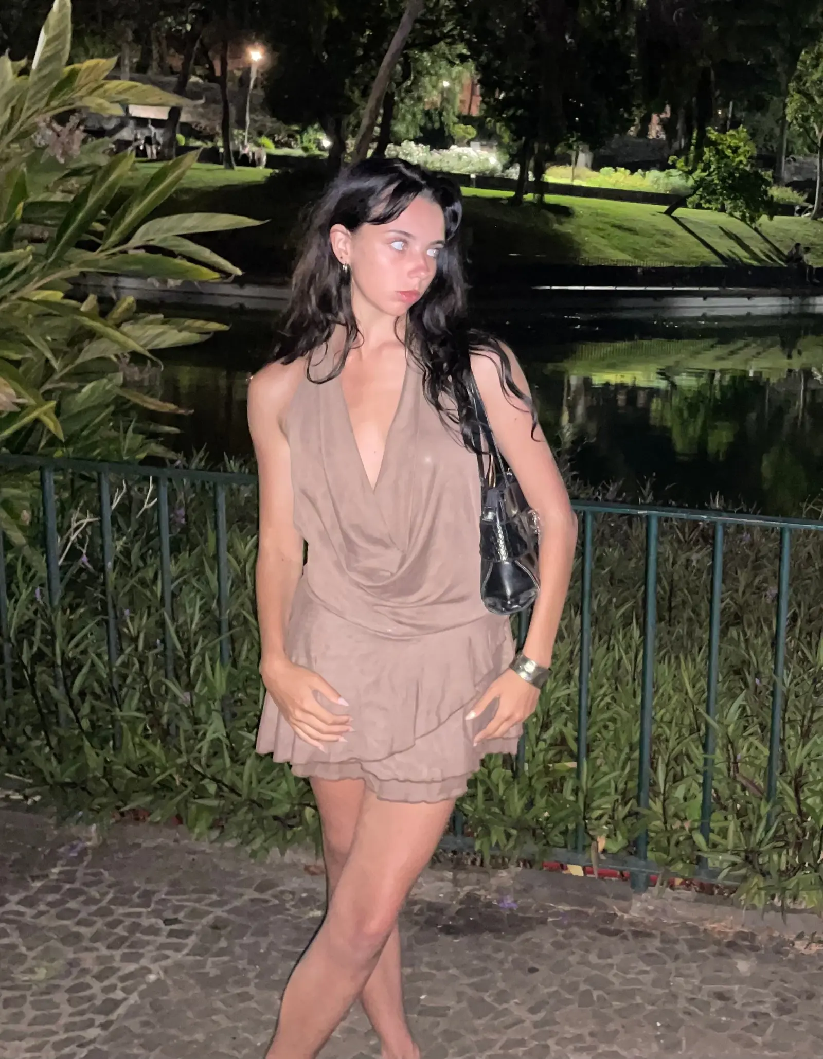 Revolve sukienka mini brązowa – Na sobie