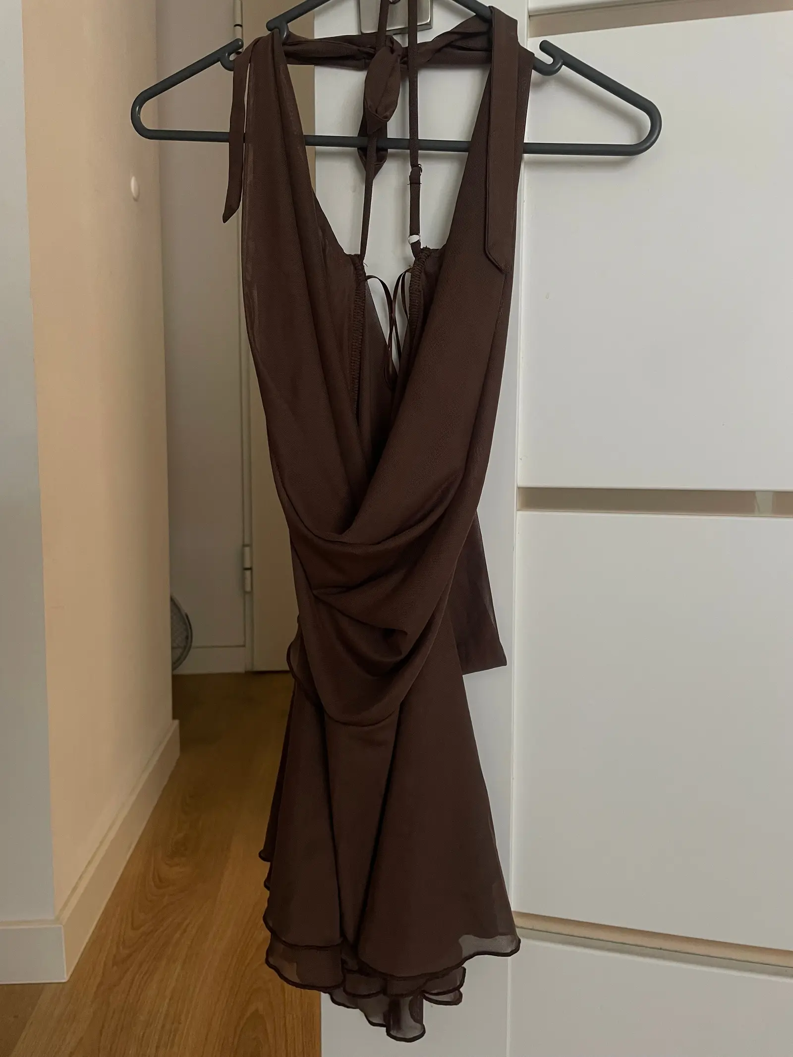 Revolve sukienka mini brązowa – Detal