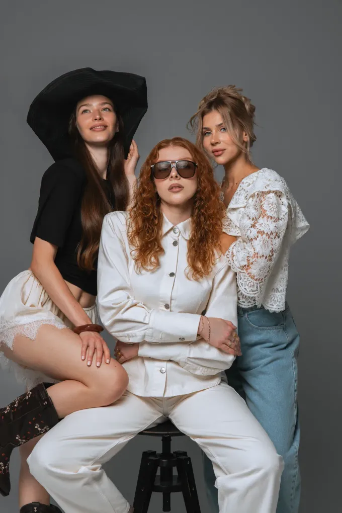 Trzy kobiety w stylizacjach z szaf społeczności WearWeGo Share